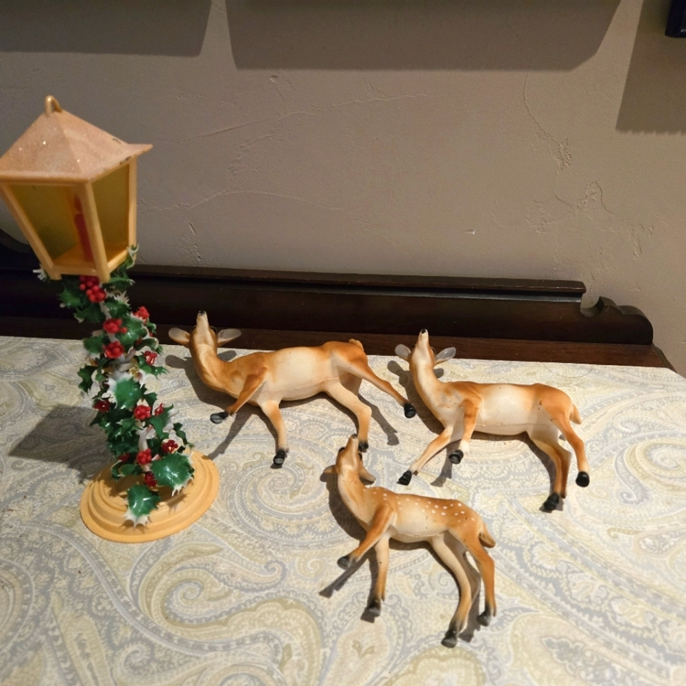 Antique plastic molded deer family and light post - Picture 2 of 3